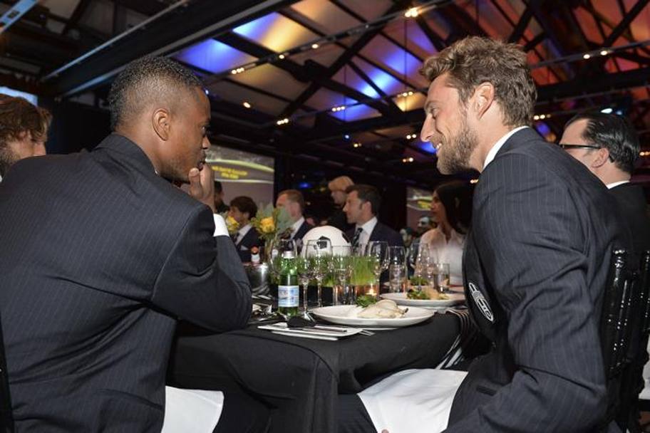 Evra e Marchisio chiacchierano durante la cena di gala. Lapresse